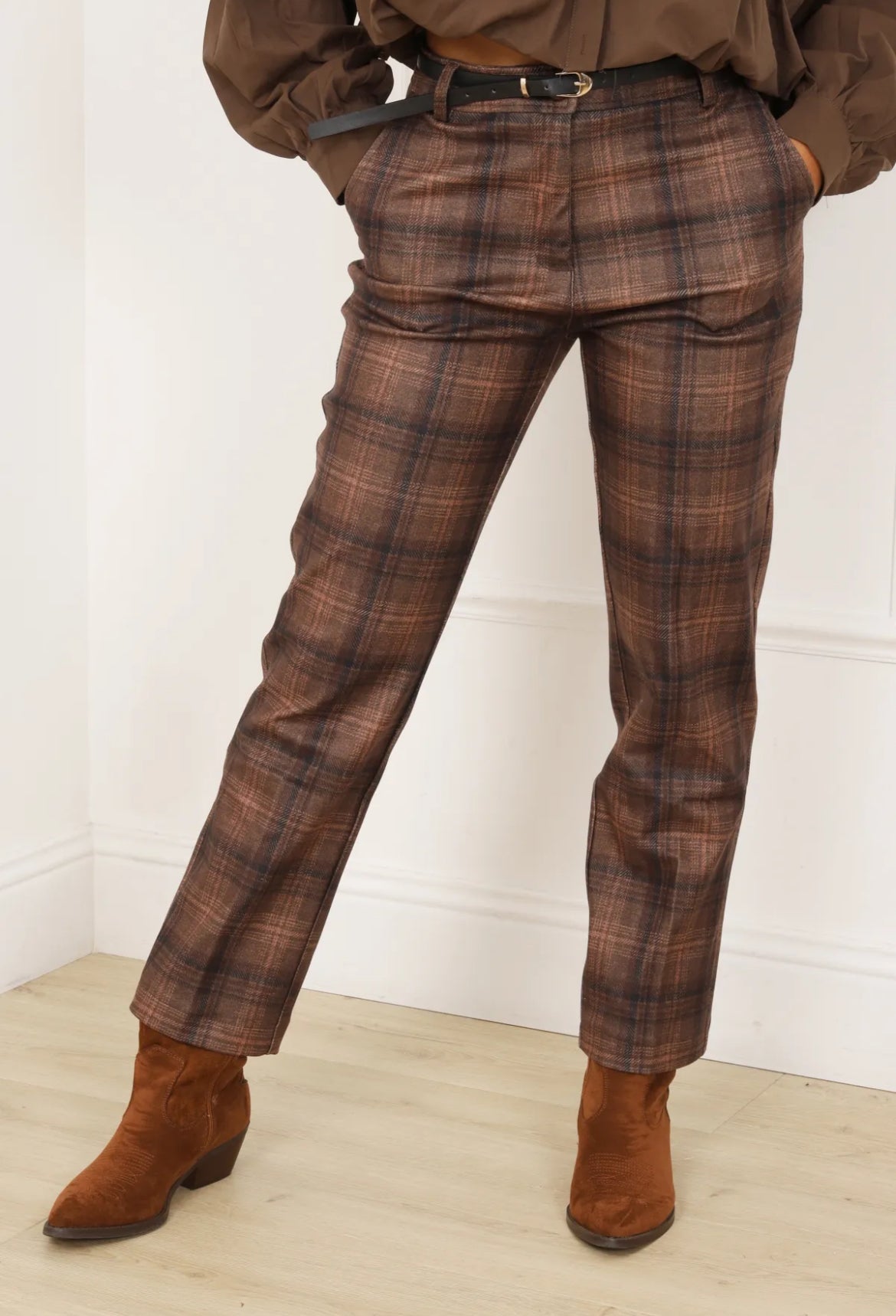 Pantalon à carreaux marron – Élégance intemporelle