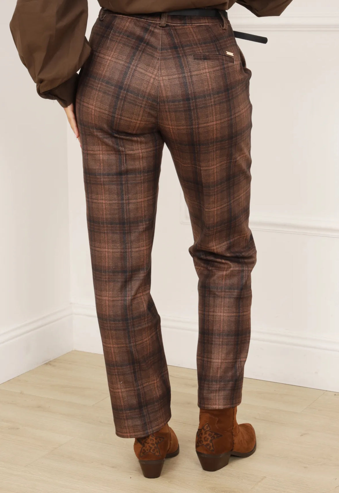 Pantalon à carreaux marron – Élégance intemporelle