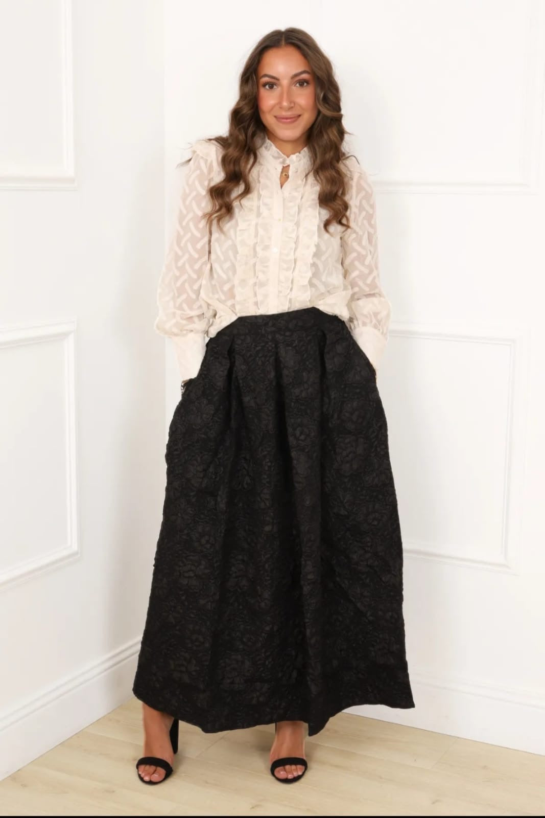 Jupe longue noire brodée en relief