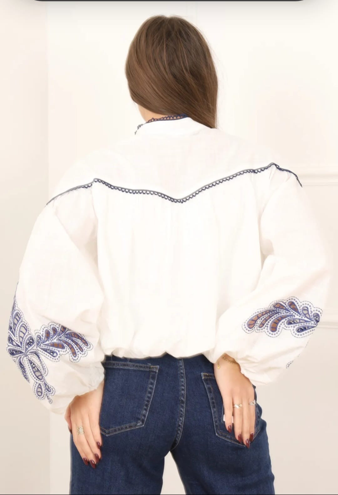 Chemise Blanche Brodée - Motifs Bleus Élégants