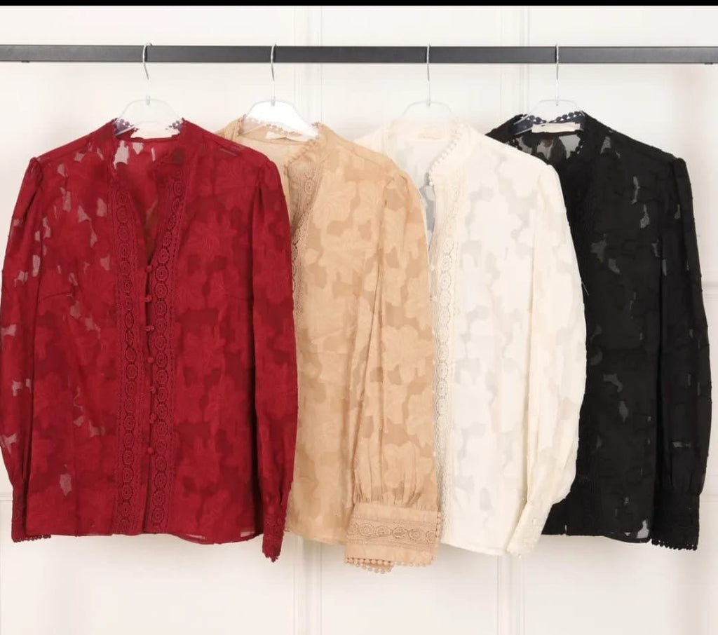 Blouse en dentelle fleurie - Art et Tradition